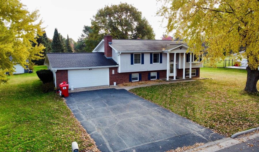 811 SUNSET Dr, Antigo, WI 54409 - 3 Beds, 2 Bath