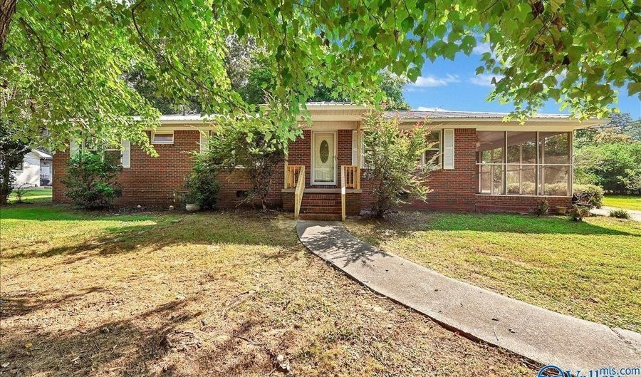 806 6th St NE, Arab, AL 35016 - 3 Beds, 2 Bath