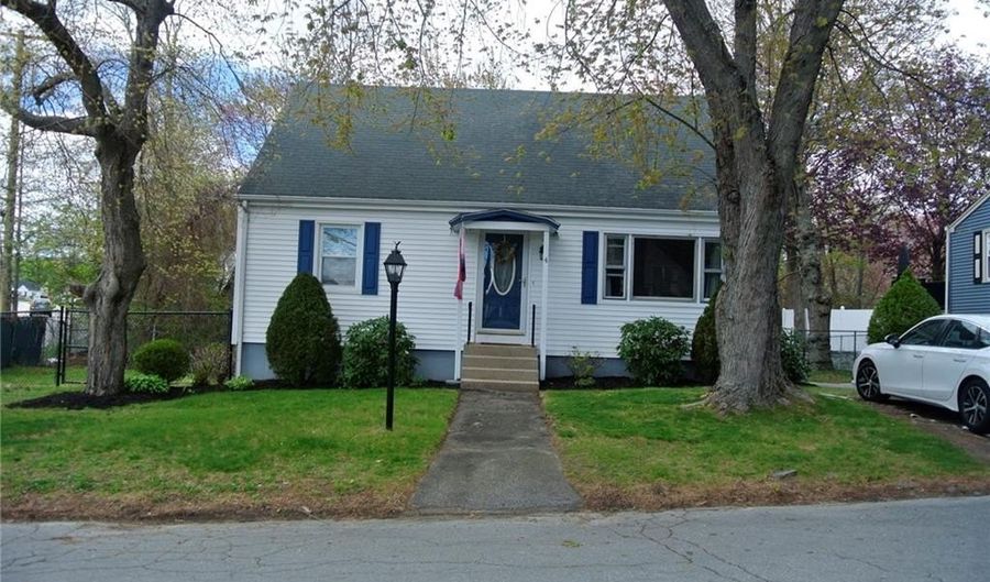 4 Eden Park Dr, Cranston, RI 02910 - 3 Beds, 2 Bath