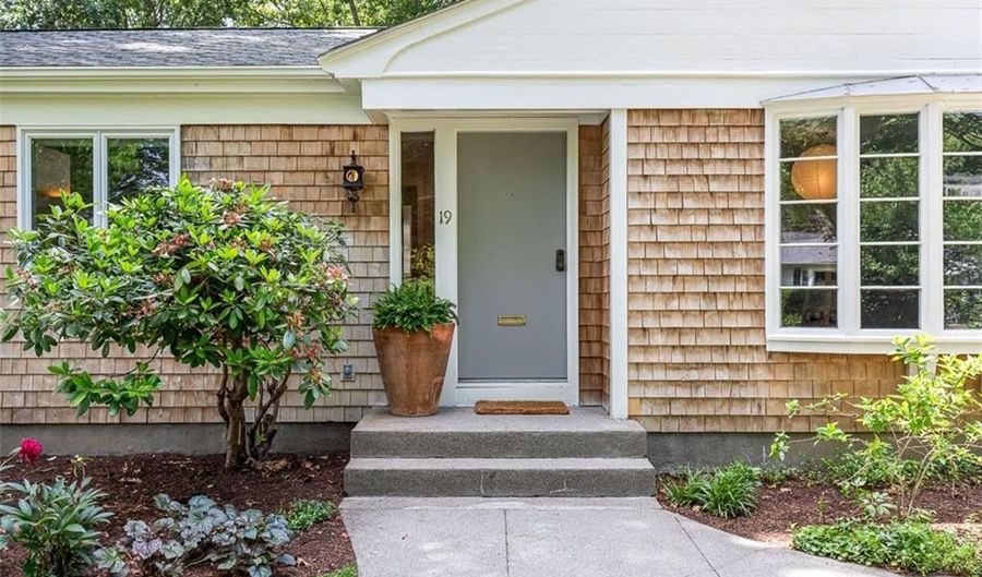 19 Preston Dr, Barrington, RI 02806 - 3 Beds, 3 Bath
