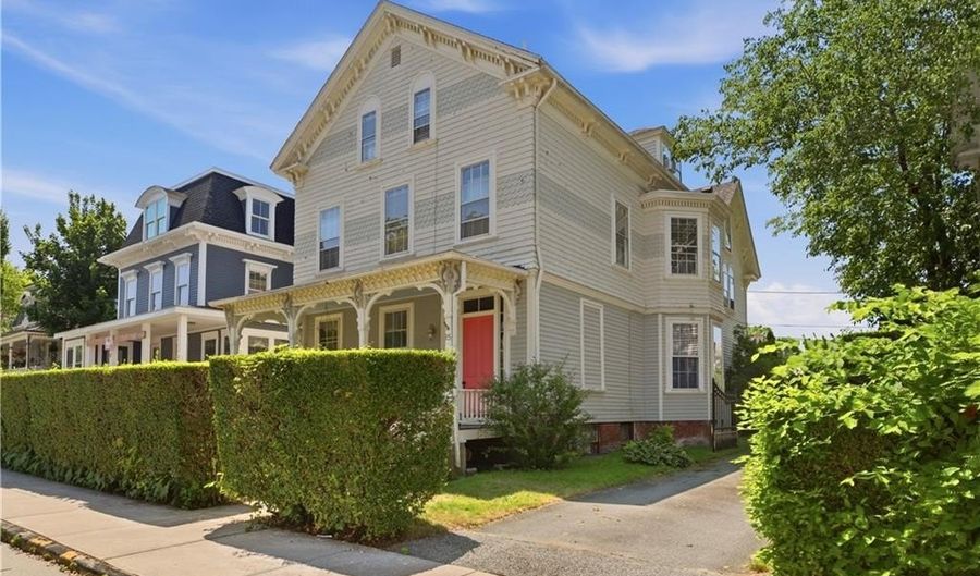 15 Ayrault St, Newport, RI 02840 - 6 Beds, 5 Bath