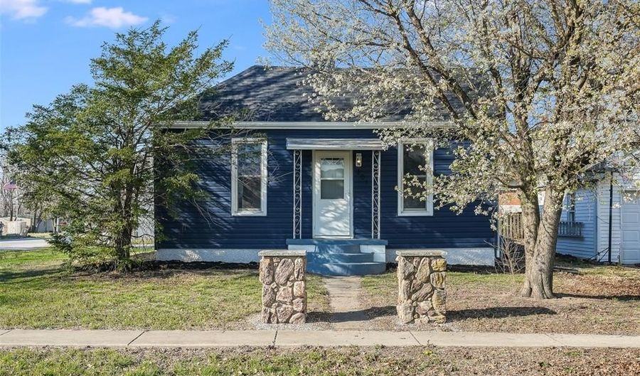601 Walnut St, Alhambra, IL 62001 - 2 Beds, 1 Bath