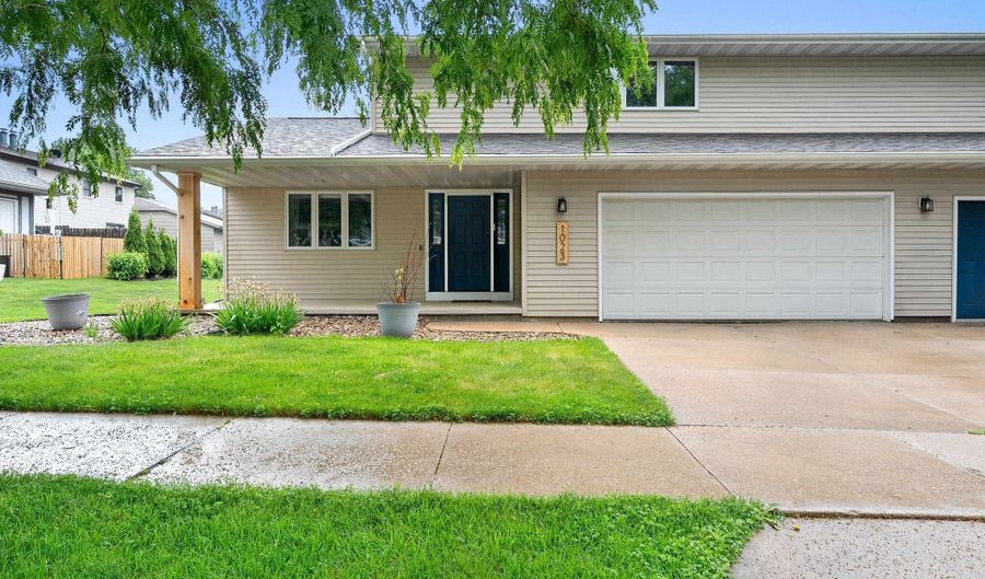 1023 W RIDGEVIEW Dr, Appleton, WI 54914 - 3 Beds, 4 Bath
