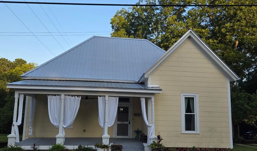 201 Oak St, Andalusia, AL 36420 - 2 Beds, 2 Bath