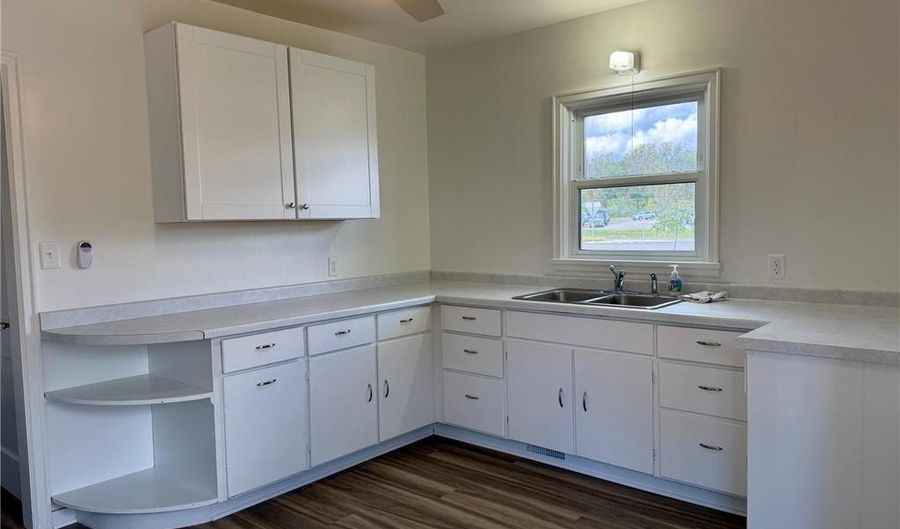 1715 SE Marshall St, Albert Lea, MN 56007 - 3 Beds, 2 Bath