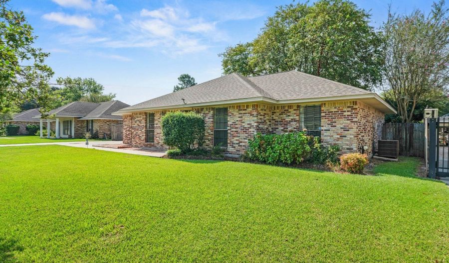 12218 Morganfield Ave, Baton Rouge, LA 70818 - 3 Beds, 2 Bath