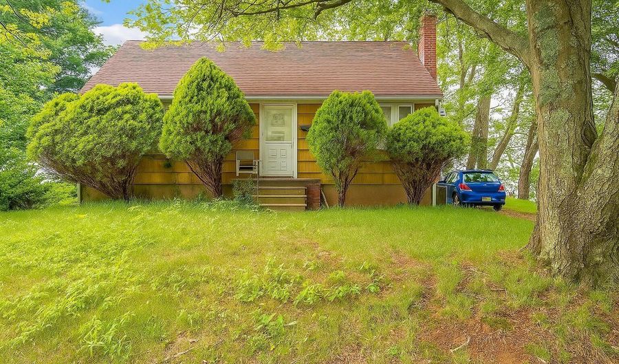 32 Lake Blvd, Aberdeen, NJ 07747 - 2 Beds, 1 Bath