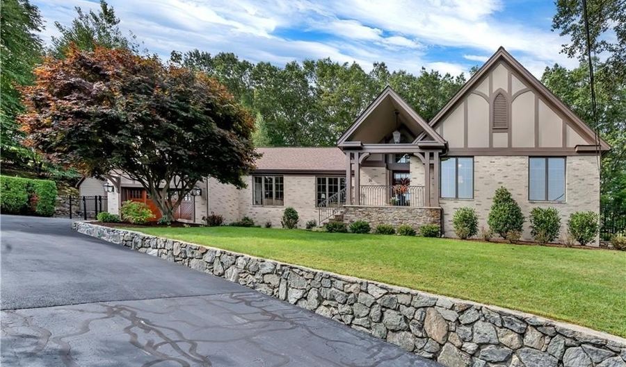 35 TIMBERLAND Dr, Lincoln, RI 02865 - 4 Beds, 2 Bath