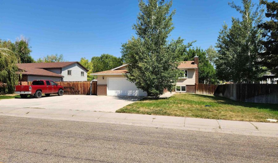 4480 E 12th St, Casper, WY 82609 - 5 Beds, 3 Bath