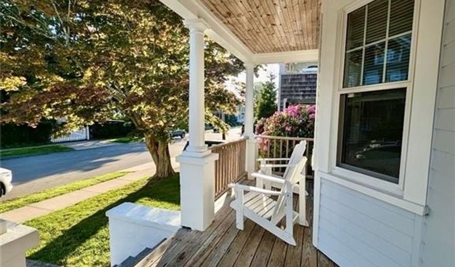 18 Bedlow Ave, Newport, RI 02840 - 4 Beds, 2 Bath