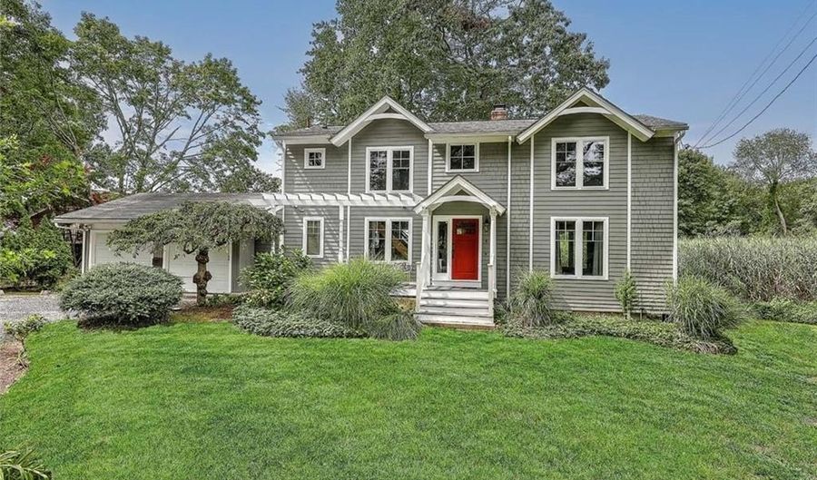 4 Buckingham St, Barrington, RI 02806 - 3 Beds, 2 Bath