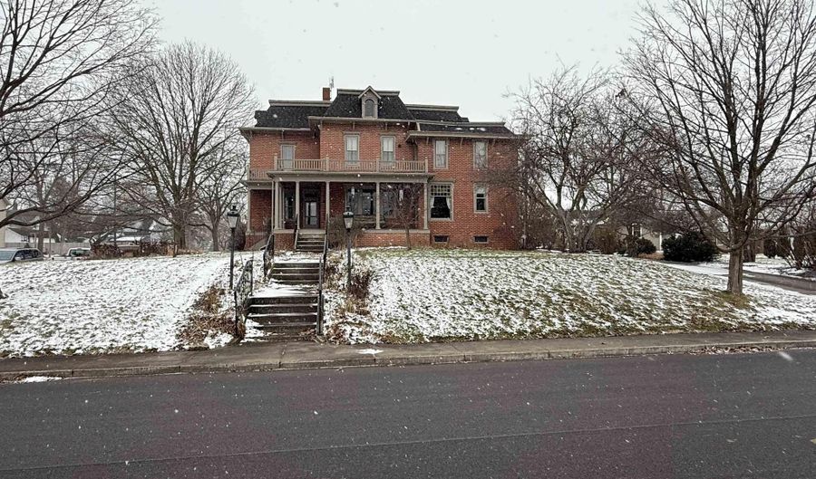 356 N Jefferson St, Berne, IN 46711 - 5 Beds, 2 Bath