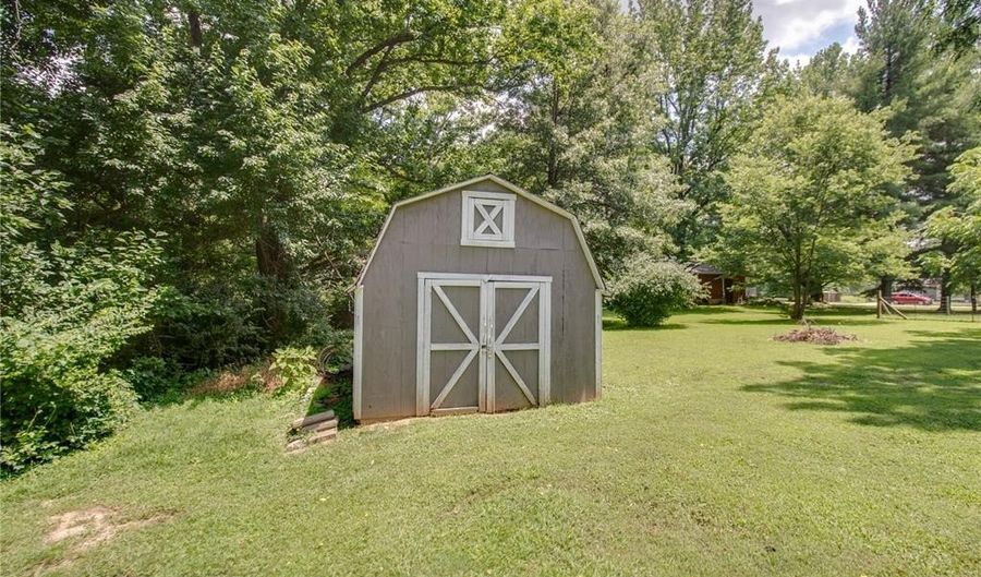 6607 Wenzel Rd, Alton, IL 62002 - 3 Beds, 2 Bath