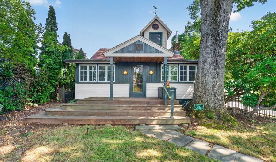 207 Pawson Rd, Branford, CT 06405 - 3 Beds, 1 Bath
