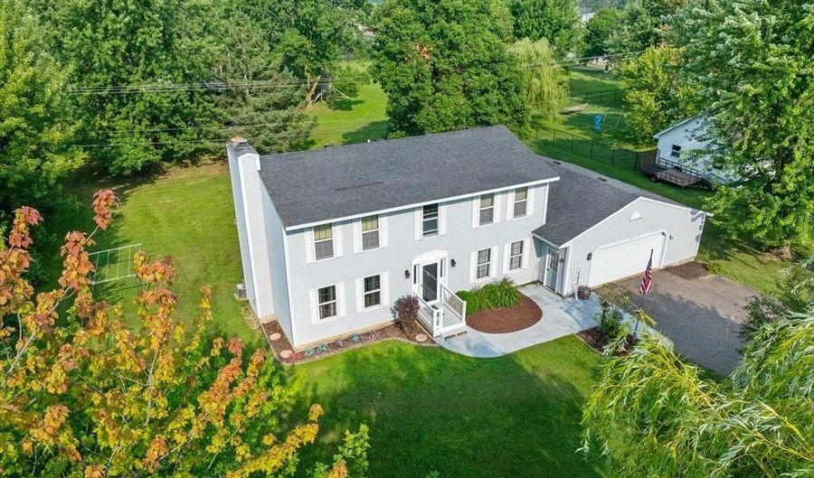 211 N 5TH Ave, Abbotsford, WI 54405 - 4 Beds, 3 Bath