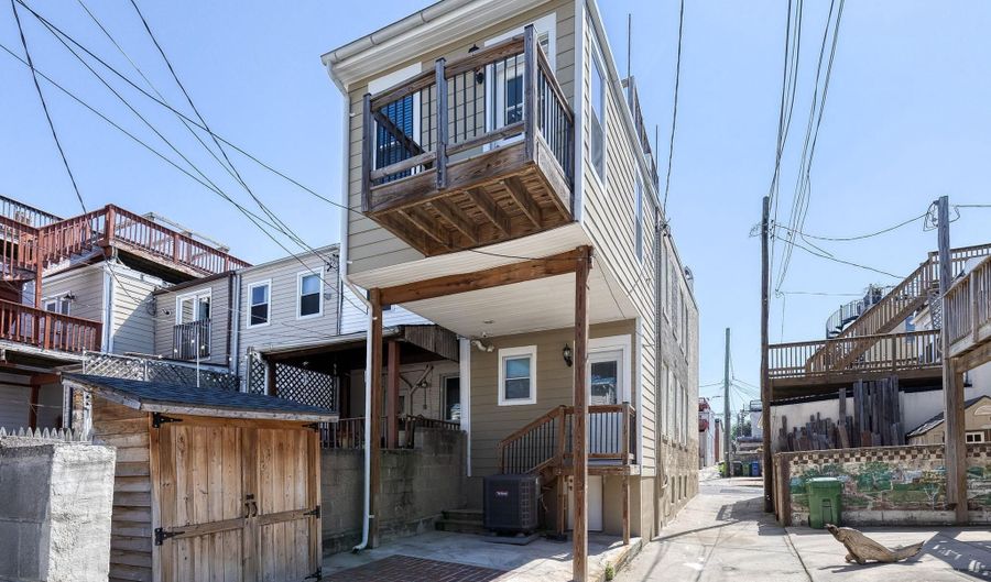 734 S ROBINSON St, Baltimore, MD 21224 - 3 Beds, 4 Bath