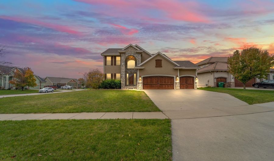 1738 Everwood Ct SW, Altoona, IA 50009 - 4 Beds, 4 Bath