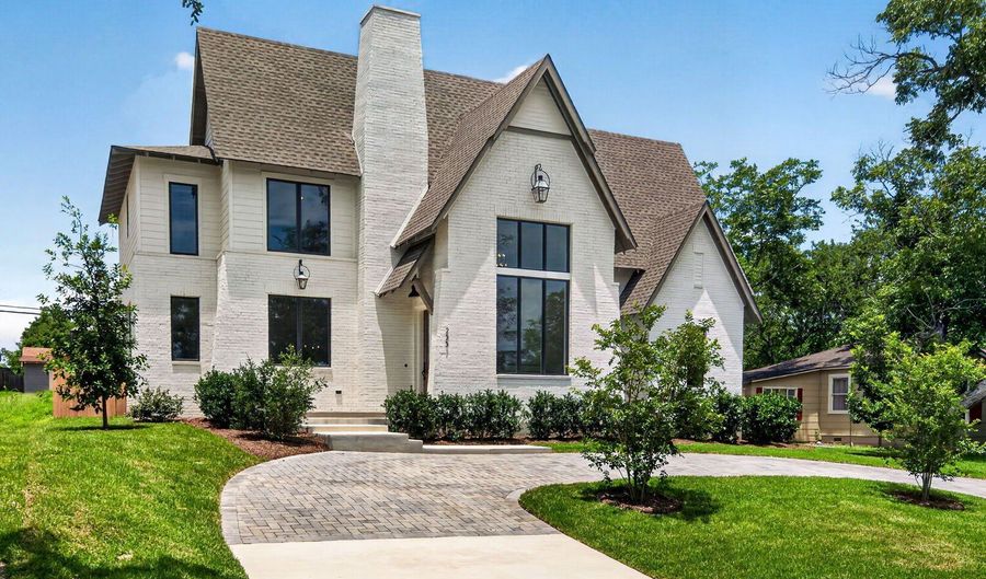 255 CLAYWELL Dr, Alamo Heights, TX 78209 - 4 Beds, 5 Bath