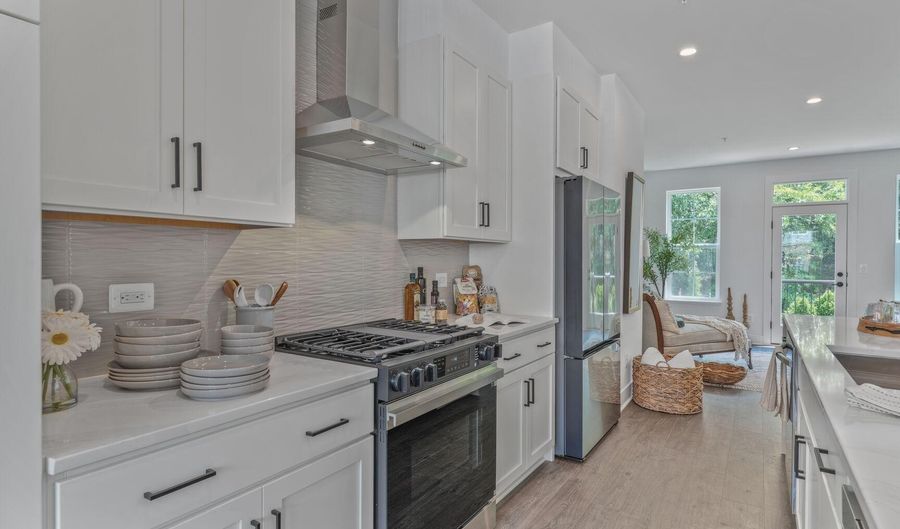 2550 FARMSTEAD Dr, Rockville, MD 20850 - 3 Beds, 5 Bath