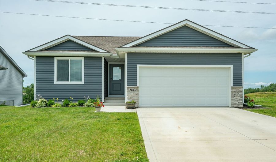 2860 Pilgrim Dr SW, Altoona, IA 50009 - 3 Beds, 2 Bath