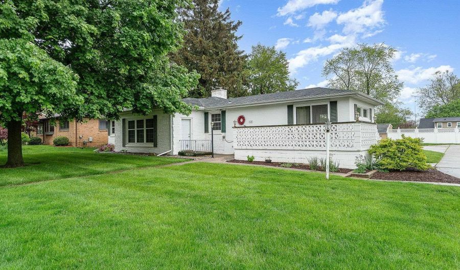 1027 W Superior St, Alma, MI 48801 - 3 Beds, 2 Bath