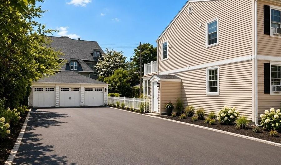 45 Hammond St 3, Newport, RI 02840 - 2 Beds, 1 Bath
