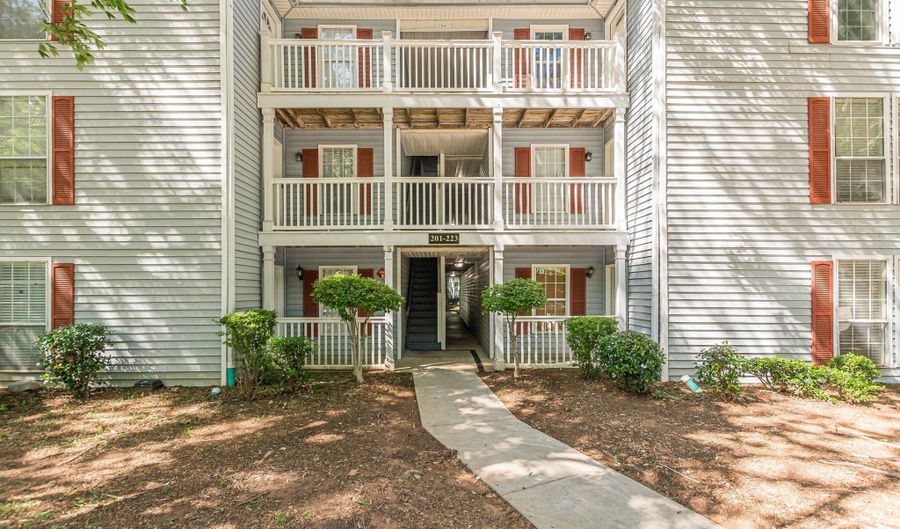215 Cobblestone, Avondale Estates, GA 30002 - 2 Beds, 2 Bath
