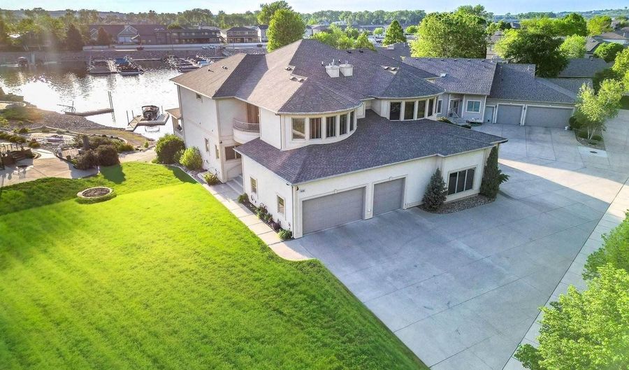1408 Riverwood Dr, Bismarck, ND 58504 - 4 Beds, 5 Bath
