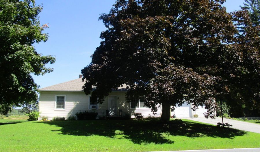 733 Lake St, Auburn, ME 04210 - 3 Beds, 2 Bath