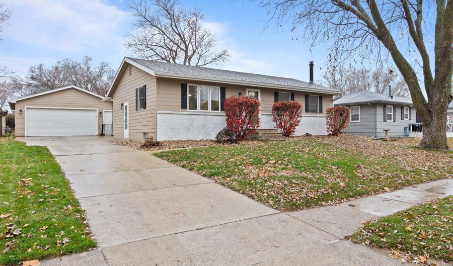 108 12th Ave SW, Altoona, IA 50009 - 3 Beds, 2 Bath