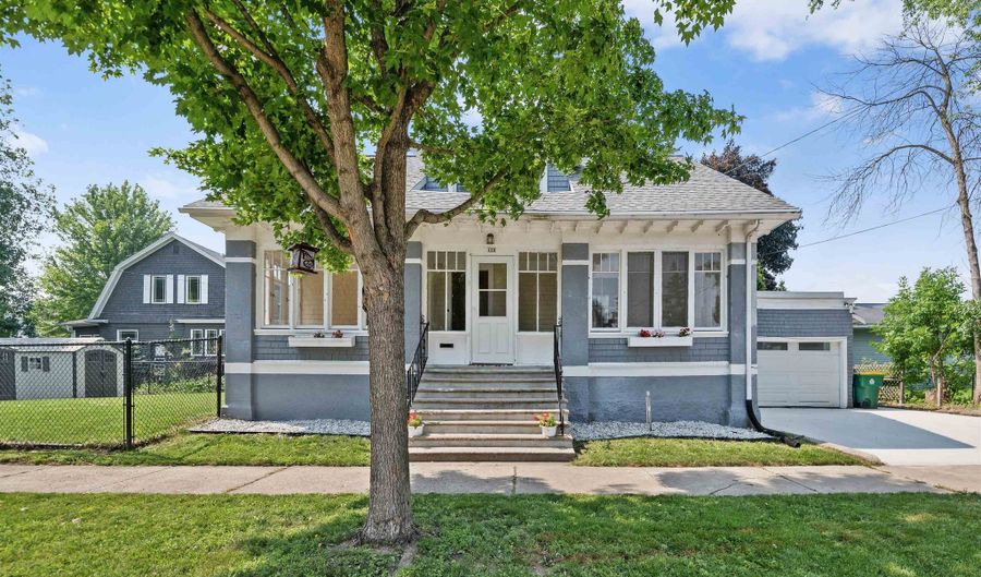 126 YALE St, Green Bay, WI 54303 - 4 Beds, 2 Bath