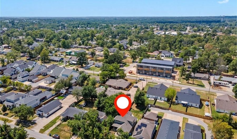905 N Main St, Bentonville, AR 72712 - 3 Beds, 3 Bath