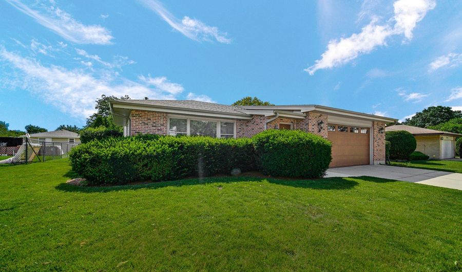 2042 W Spring Ridge Dr, Arlington Heights, IL 60004 - 3 Beds, 2 Bath