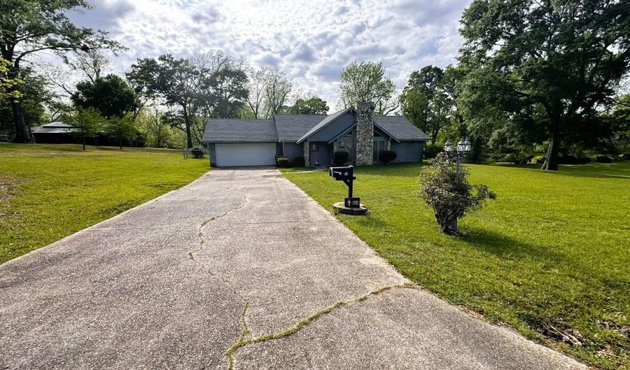 23 B St, Bay Springs, MS 39422 - 3 Beds, 2 Bath