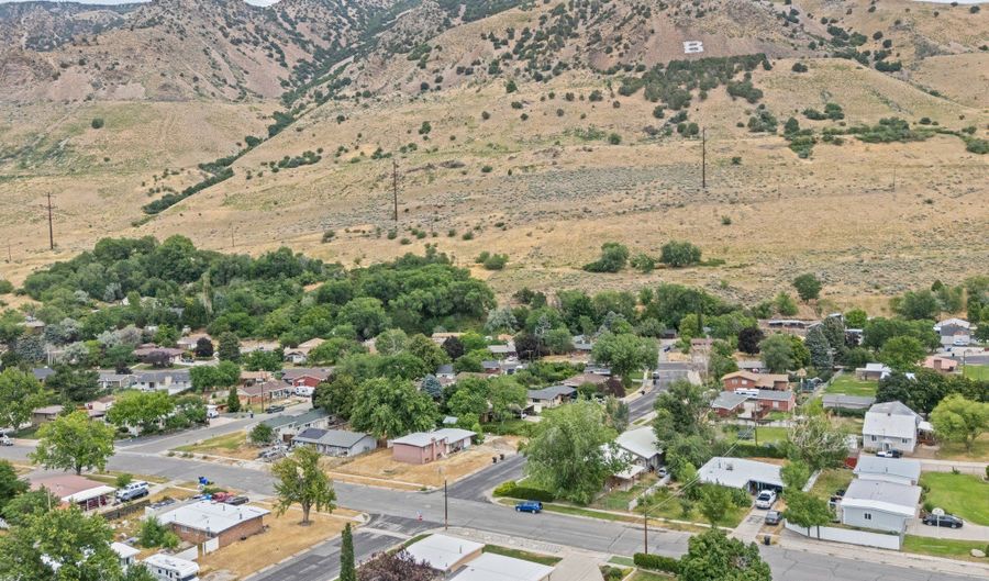 323 N HOLIDAY Dr E, Brigham City, UT 84302 - 3 Beds, 2 Bath