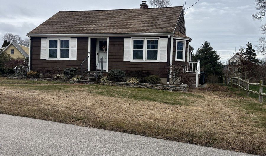 28 Bayberry Ln, Groton, CT 06340 - 3 Beds, 2 Bath