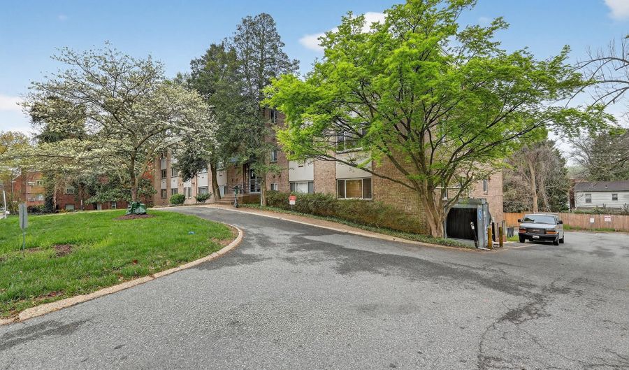 4570 MACARTHUR Blvd NW 208, Washington, DC 20007 - 1 Beds, 1 Bath