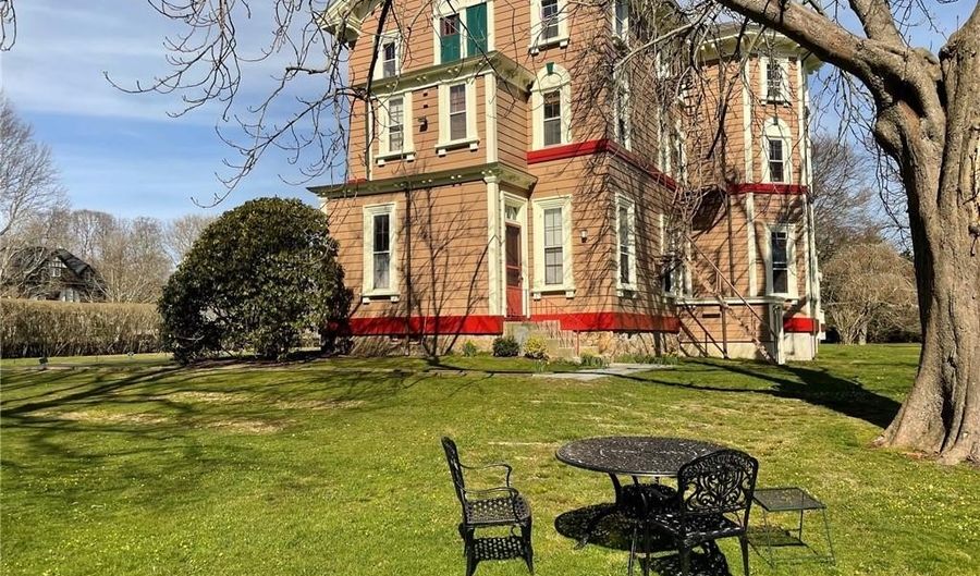 97 Narragansett Ave C2, Newport, RI 02840 - 2 Beds, 2 Bath