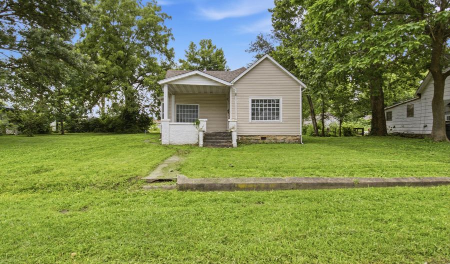114 E College St, Aurora, MO 65605 - 3 Beds, 1 Bath