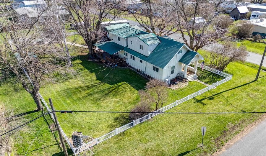 402 W Front St, Albion, WA 99102 - 4 Beds, 3 Bath