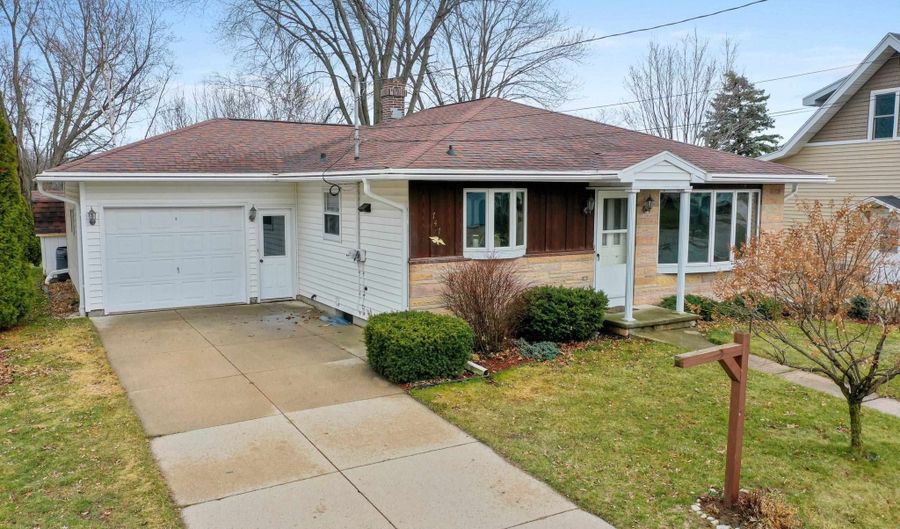 747 PARK St, Wrightstown, WI 54180 - 3 Beds, 2 Bath