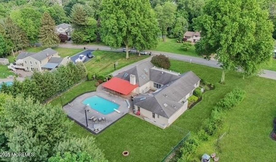 27 Southview Ter S, Middletown, NJ 07748 - 6 Beds, 5 Bath