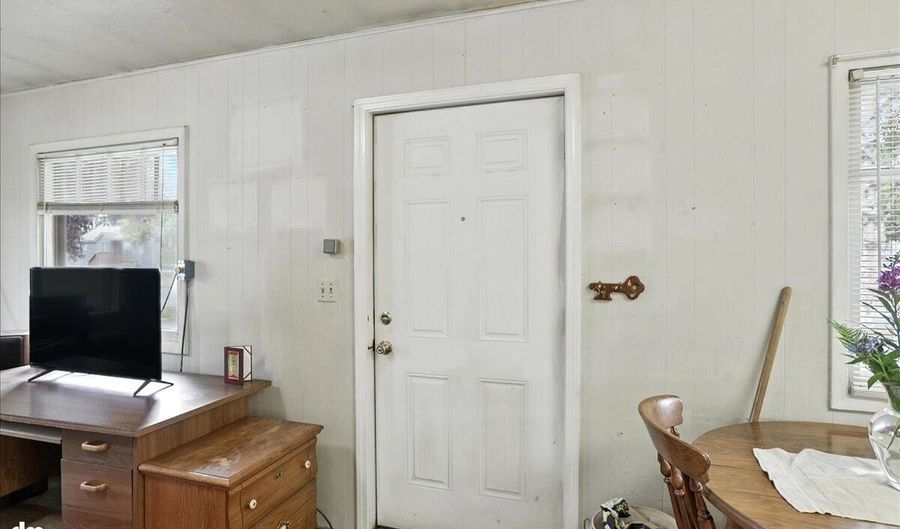 1806 Cleveland Ave, Anchorage, AK 99517 - 3 Beds, 2 Bath