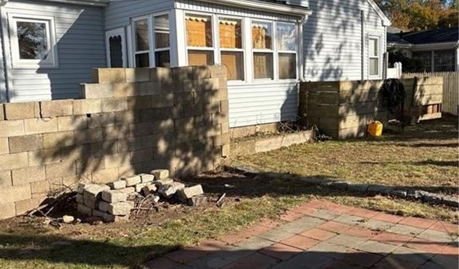 25 Pensaukee Ave, North Providence, RI 02911 - 3 Beds, 1 Bath