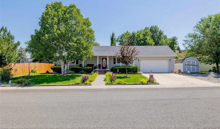 508 River View Dr, Cody, WY 82414 - 3 Beds, 3 Bath