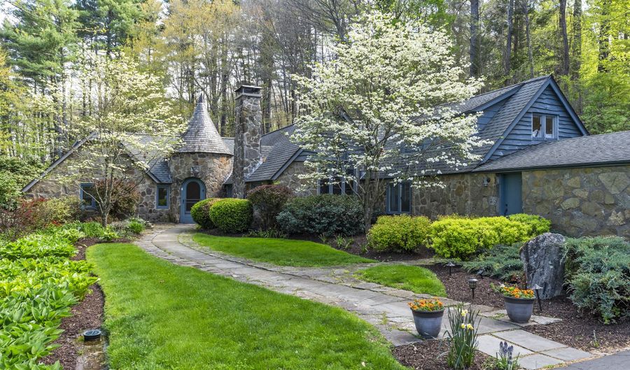 8 Morgan Rd, Canton, CT 06019 - 2 Beds, 4 Bath
