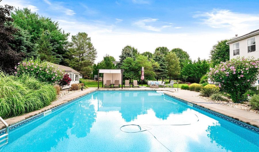 27 Galloping Brook Rd, Allentown, NJ 08501 - 4 Beds, 3 Bath