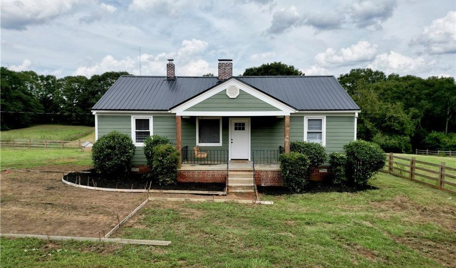129 Smith Motors Rd, Anderson, SC 29621 - 3 Beds, 1 Bath