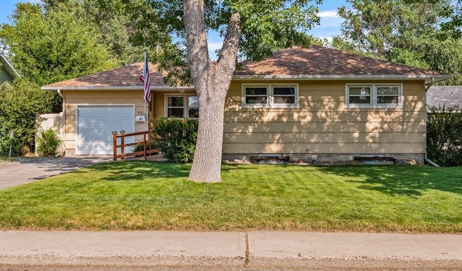 921 25th St W, Billings, MT 59102 - 3 Beds, 2 Bath