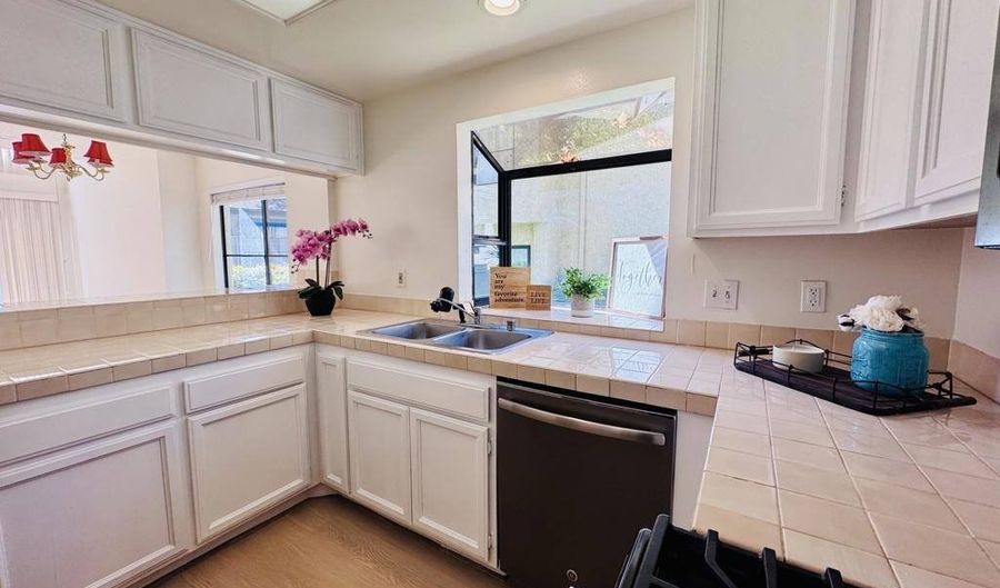 5714 Skyview Way #E, Agoura Hills, CA 91301 - 1 Beds, 2 Bath